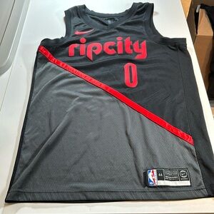 Men’s 2018 Portland Trailblazers Damian Lillard Swingman Jersey sz M